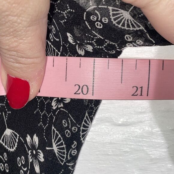 Maggy London Black Silk Sheer Floral Blouse Size 14 Empire Waist Cropped V-Neck - Picture 9 of 11